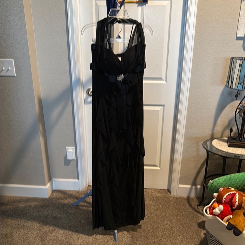 Betsy & Adam Black Sequin Embellished Sleeveless Maxi Dress. Size 10